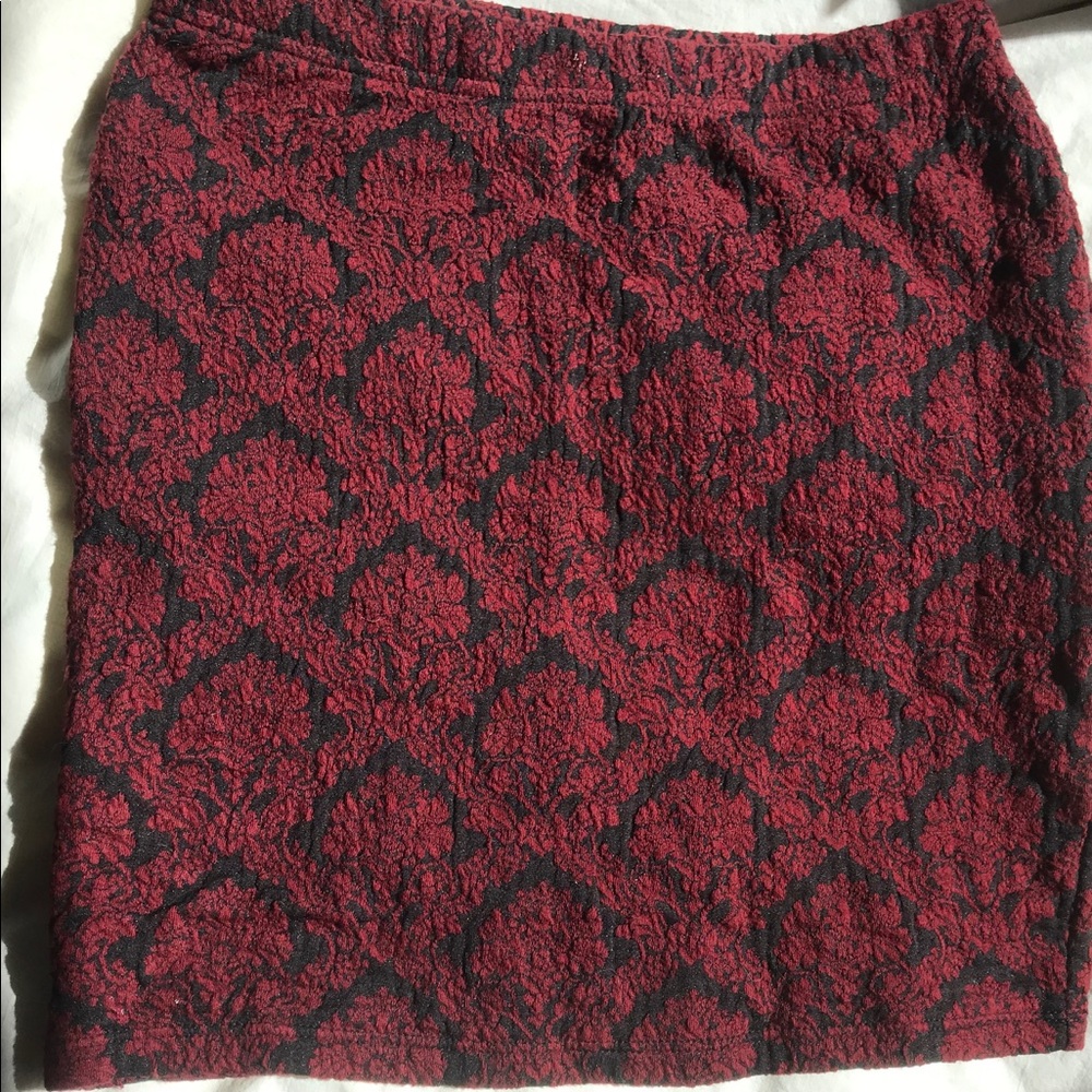 Patterned pencil skirt